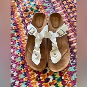 White leather braid summer sandal.
Great condition.